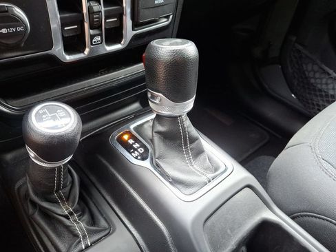 Used 2020 Jeep Wrangler Unlimited Sahara AWD/4WD image 12