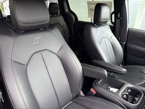 New 2026 Chrysler Pacifica Select w/ S Appearance Package FWD image 32