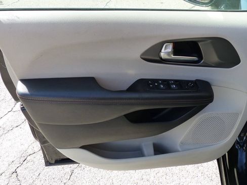 Used 2020 Chrysler Pacifica Touring w/ Tire & Wheel Group FWD image 15