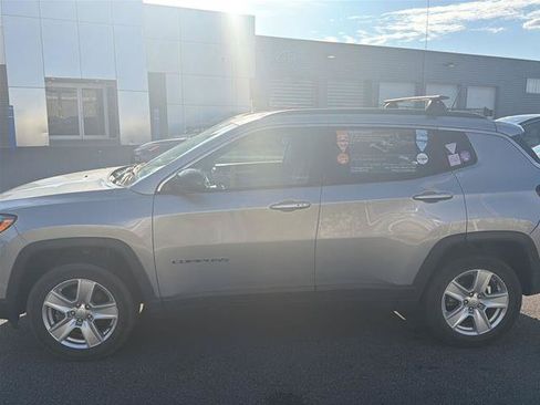 Used 2022 Jeep Compass Latitude w/ Convenience Group AWD/4WD image 3