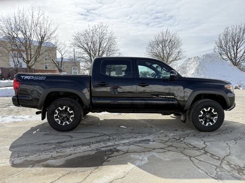 Used 2019 Toyota Tacoma TRD Off-Road w/ Technology Package image 7