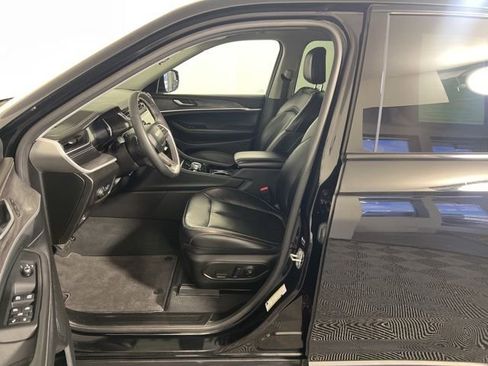 Certified 2023 Jeep Grand Cherokee Limited w/ Black Appearance Package image 18