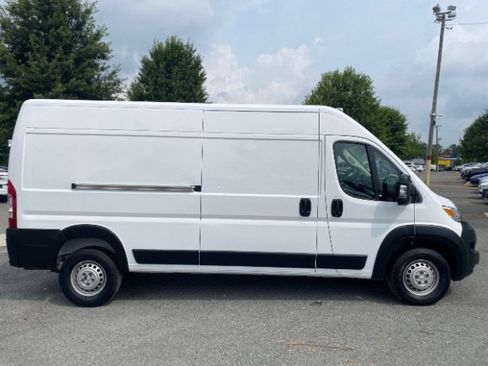 Used 2024 RAM ProMaster 2500 w/ Convenience Group FWD image 3