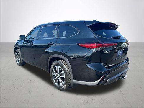 Used 2022 Toyota Highlander XLE AWD/4WD image 9