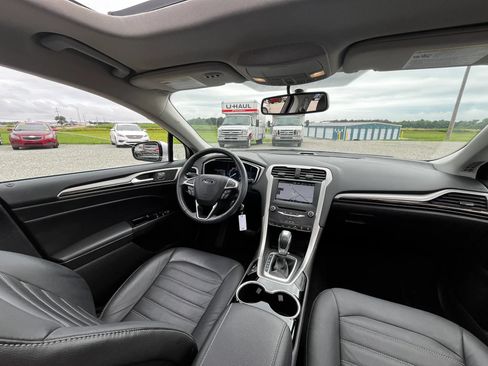 Used 2015 Ford Fusion SE w/ Equipment Group 202A FWD image 12