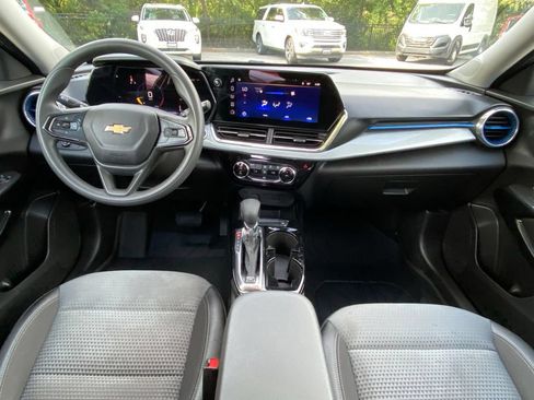 Used 2025 Chevrolet Trax LT FWD image 28