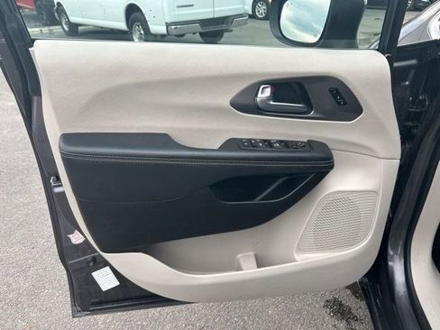 Used 2023 Chrysler Pacifica Touring-L FWD image 11