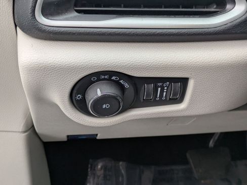 Certified 2024 Chrysler Pacifica Touring-L image 15