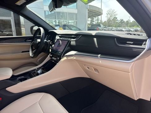 Used 2025 Jeep Grand Cherokee Limited w/ Black Appearance Package image 29