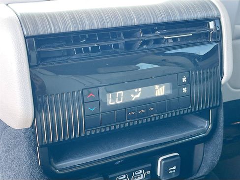 Used 2024 Jeep Wagoneer L Series II RWD image 26