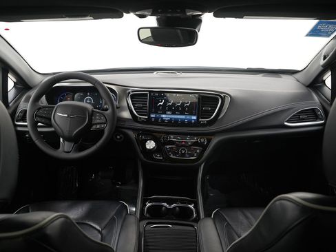 Used 2022 Chrysler Pacifica Limited w/ S Appearance Package image 16