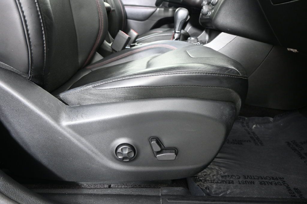 Used 2019 Jeep Cherokee Trailhawk AWD/4WD image 14