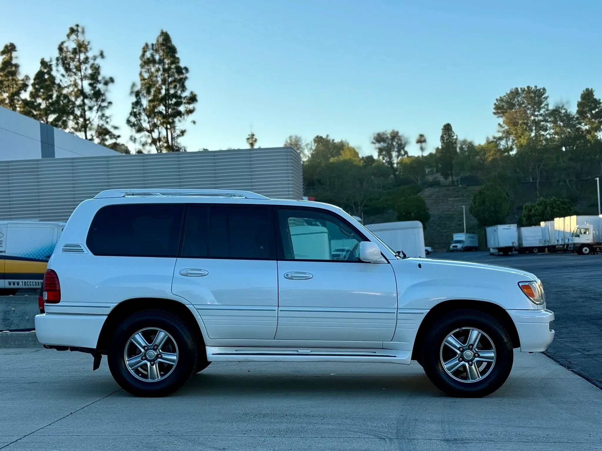 Used 2006 Lexus LX 470 4WD w/ Preferred Accessory Pkg image 17