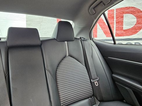 Used 2022 Toyota Camry SE image 25