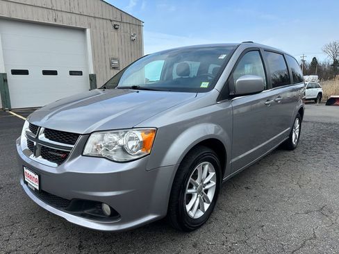 Certified 2019 Dodge Grand Caravan SXT FWD image 11