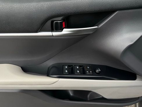 Used 2019 Toyota Camry SE image 19