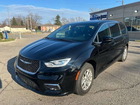 Used 2025 Chrysler Pacifica Select image 1