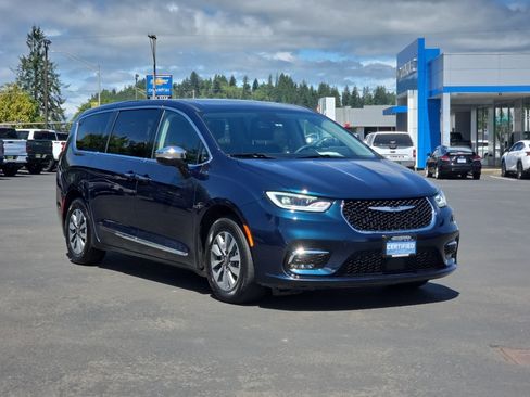 Used 2023 Chrysler Pacifica Limited FWD image 2