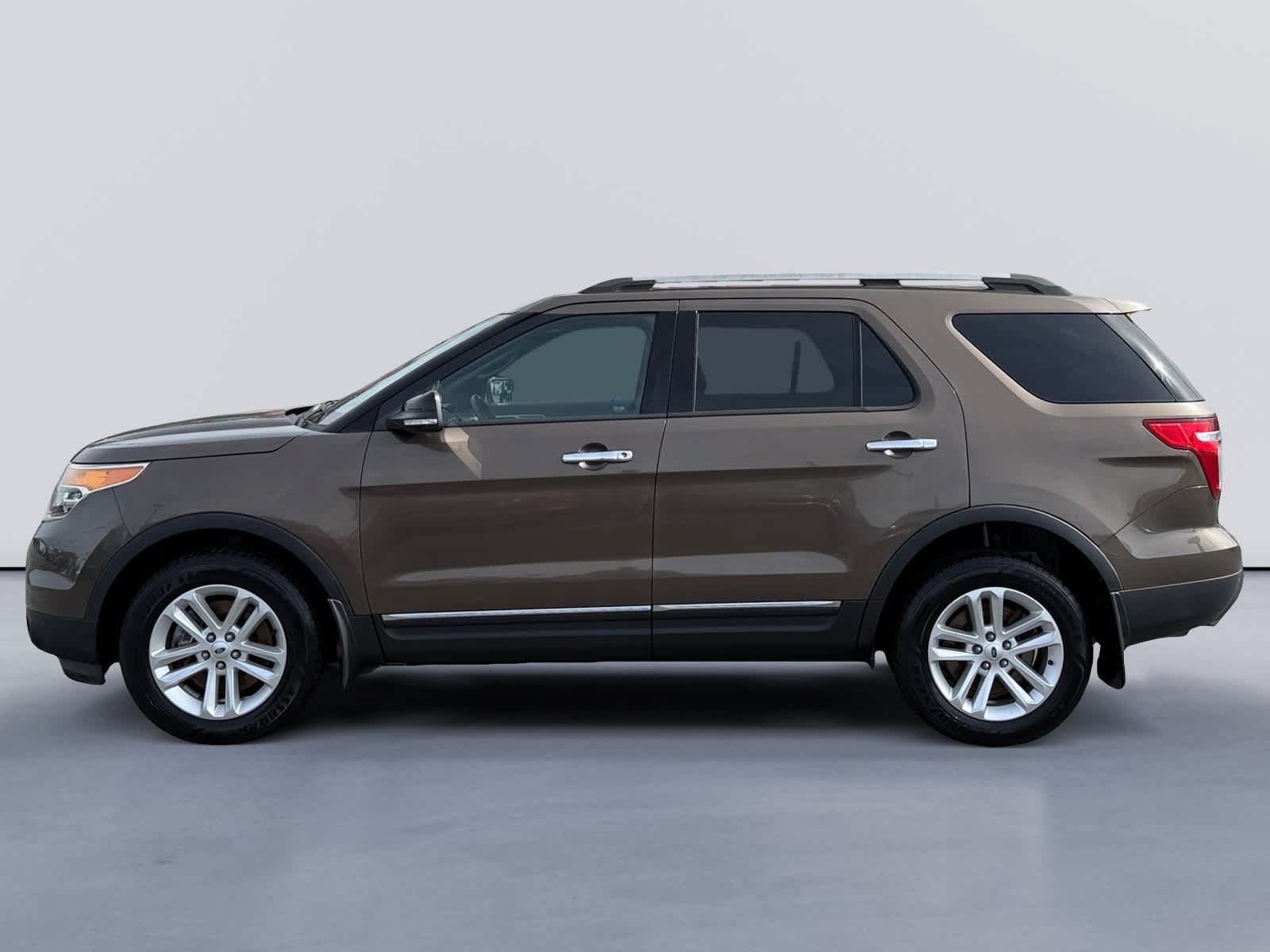 Used 2015 Ford Explorer XLT w/ Equipment Group 201A AWD/4WD image 2