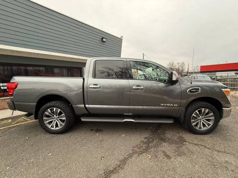 Used 2017 Nissan Titan SL AWD/4WD image 7