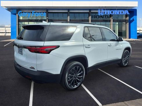 Used 2023 Chevrolet Traverse RS FWD image 2