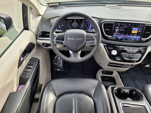 Used 2023 Chrysler Pacifica Touring-L image 15