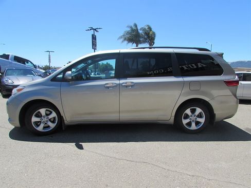 Used 2017 Toyota Sienna LE FWD image 4