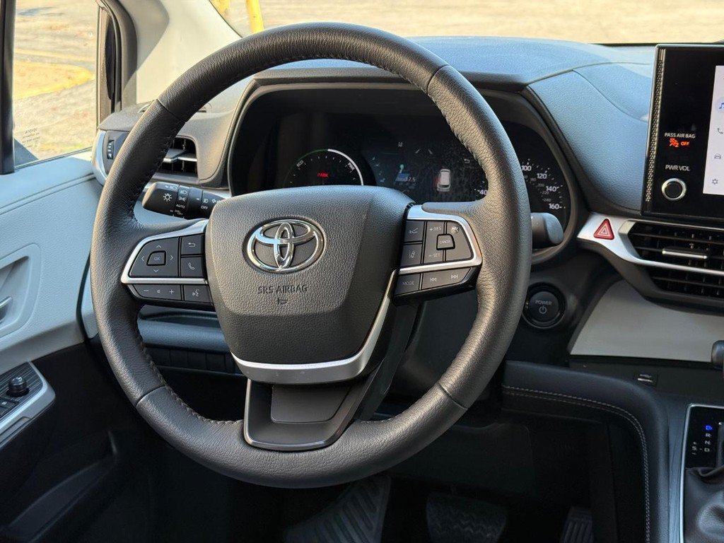 Certified 2026 Toyota Sienna XLE FWD image 13
