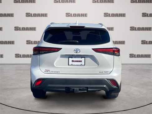 Used 2022 Toyota Highlander XLE image 4
