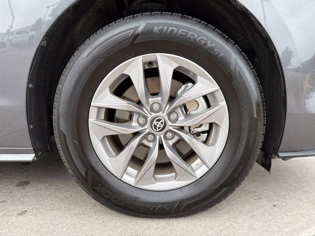 Used 2025 Toyota Sienna LE AWD/4WD image 29