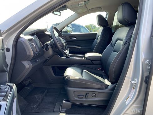 Used 2024 Nissan Pathfinder SL FWD image 9