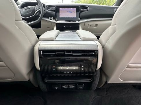 Used 2025 Jeep Wagoneer 4WD w/ Premium Group I image 31