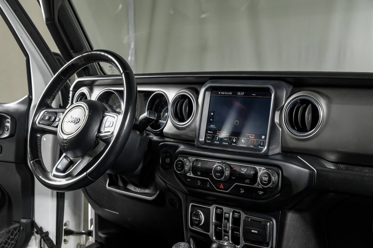 Used 2018 Jeep Wrangler Unlimited Sahara AWD/4WD image 9