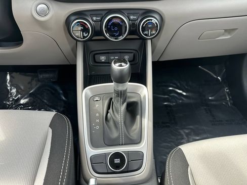 Used 2025 Hyundai Venue SEL FWD image 11