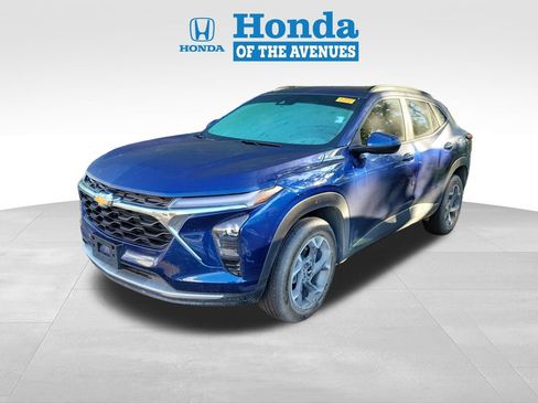 Used 2024 Chevrolet Trax LT w/ Driver Confidence Package FWD image 3