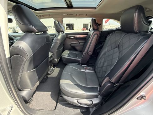 Used 2022 Toyota Highlander Platinum AWD/4WD image 25