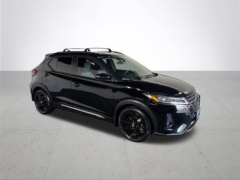 Used 2021 Nissan Kicks SR w/ SR Premium Package FWD image 4