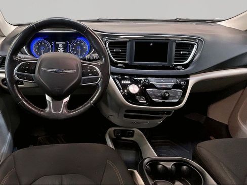 Used 2020 Chrysler Pacifica Touring w/ Cold Weather Group FWD image 10