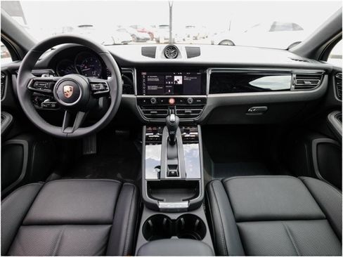 Certified 2025 Porsche Macan image 24