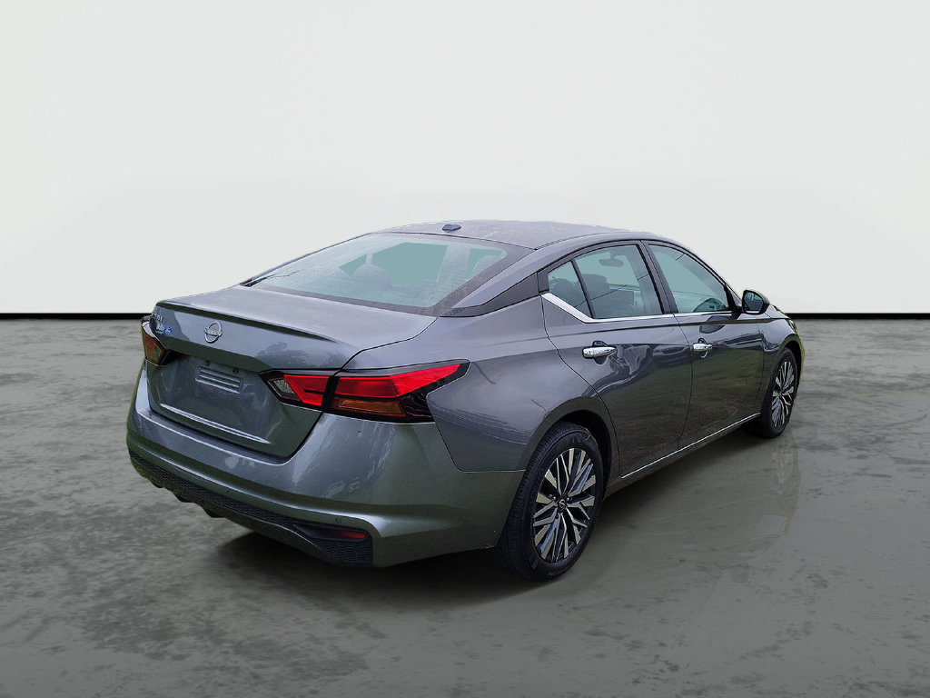 Used 2025 Nissan Altima 2.5 SV FWD image 2