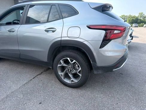 Used 2025 Chevrolet Trax LT FWD image 9