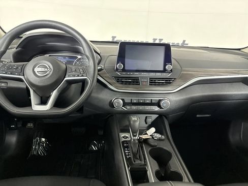 Used 2025 Nissan Altima 2.5 SV FWD image 24