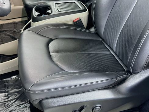 Used 2024 Chrysler Pacifica Touring-L FWD image 18