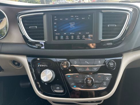 Used 2019 Chrysler Pacifica Touring-L FWD image 8