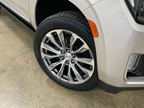 Used 2021 GMC Yukon XL Denali w/ Denali Ultimate Package AWD/4WD image 11