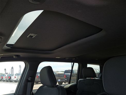 New 2025 Jeep Grand Cherokee L Laredo image 22