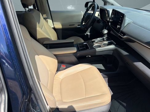 Used 2021 Toyota Sienna XLE FWD image 23