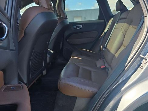 Used 2021 Volvo XC60 T5 Momentum w/ Premium Package image 12