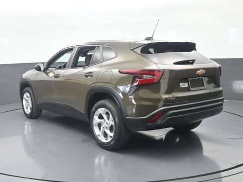 Used 2024 Chevrolet Trax LS w/ LS Convenience Package FWD image 4