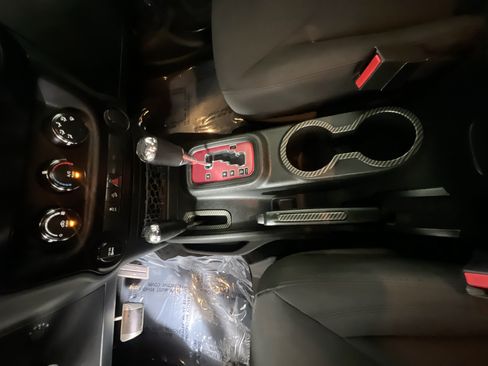 Used 2018 Jeep Wrangler Unlimited Sport w/ Connectivity Group AWD/4WD image 23